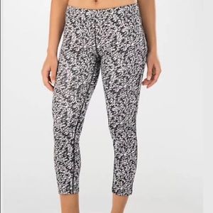 Nike Essential Tight Fit Capri Leggings xs